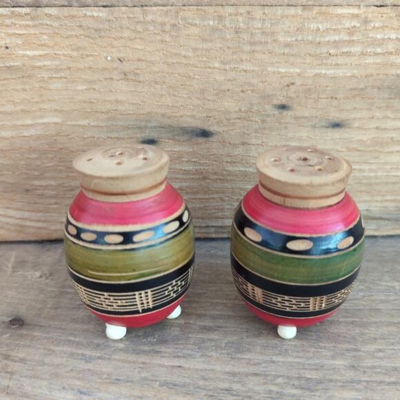 Vintage Carved Wood Souvenir Mexico Salt and Pepper Shakers Red and Green - Picture 3 of 10